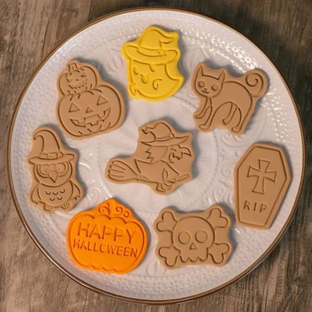 emporte-piece-halloween-biscuits-dans-une-assiette